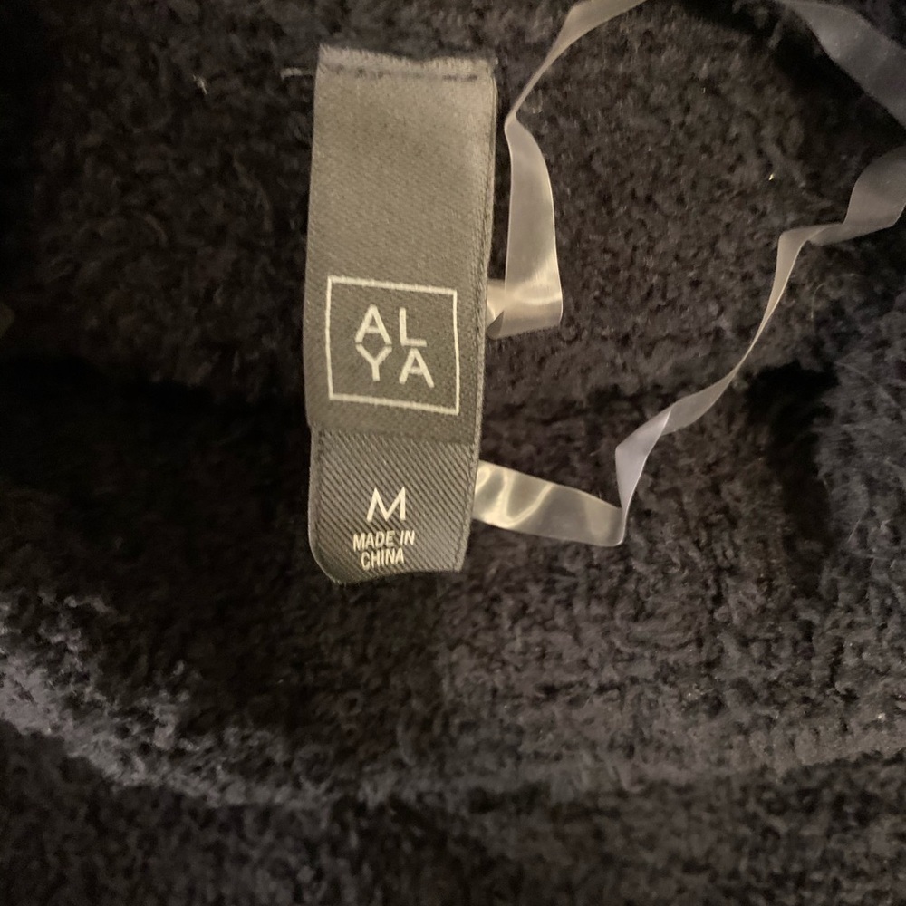 ALYA Sweater - Picture 7 of 8